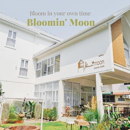 Bloomin' Moon Hostel & Cafe, Chiang Mai Old Town Extérieur photo