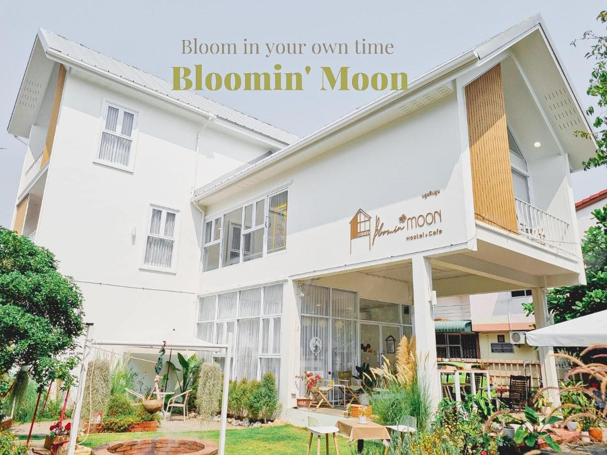 Bloomin' Moon Hostel & Cafe, Chiang Mai Old Town Extérieur photo